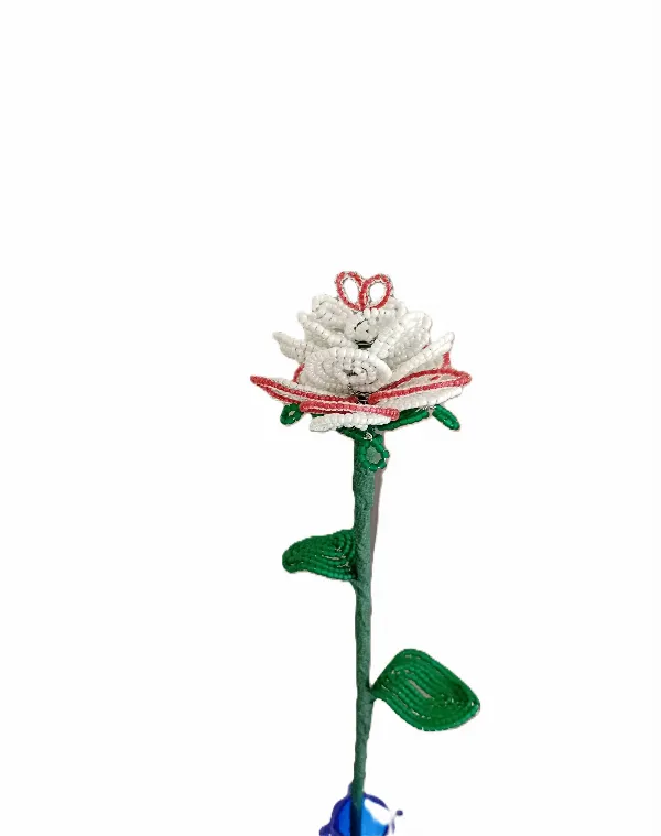 Hvid rose med rødt hjerte